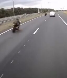 Eerst razen twee motoren voorbij met meer dan 200 km/u. Maar daarna wordt het nog gekker