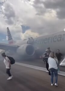 Een vliegtuig van American Airlines vat vlam..