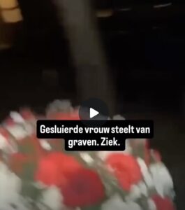 Gesluierde islamitische vrouw steelt bloemen van graven..
