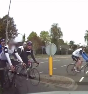 VIDEO: Groepje oude mannen op racefietsen claimt voorrang en verwacht dat jij gewoon stopt