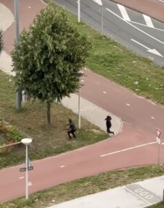 VIDEO: Twee gastjes met capuchons gooien stenen naar man die flesjes en blikjes aan het verzamelen is..