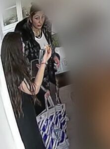 BEELDEN: 77-jarige vrouw wordt besloten door twee jonge vrouwen.. Herken je de twee vrouwen?