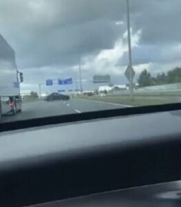 Dure huurauto veroorzaakt zware chaos op de weg onderweg naar een Turkse bruiloft..