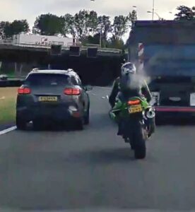VIDEO: Is dit vlot inhalen of gewoon levensgevaarlijk rijgedrag…