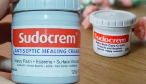 Sudocrem is het nieuwe oude wondermiddel voor ieder huishouden. Het bestaat al 70 jaar maar als je ziet waarvoor het nog meer toepasbaar is!
