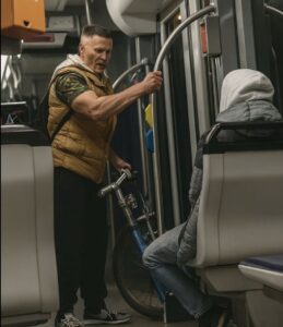 Man is klaar met capuchon-gast die treinpassagiers lastig valt en op ze tuft en neemt recht in eigen handen.
