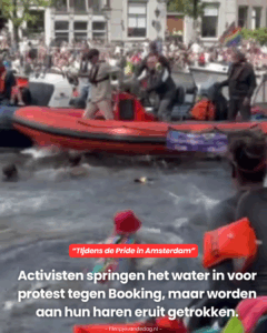 Activisten springen het water in voor protest tegen Booking, maar worden aan hun haren eruit getrokken.