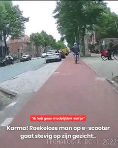 Roekeloze man op e-scooter gaat stevig op zijn gezicht..