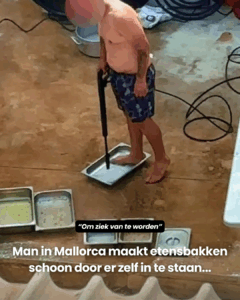 Man in Mallorca maakt etensbakken schoon door er zelf in te staan