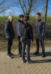Jongen met rood haar wordt door 3 andere ingesloten. Maar de jongens hebben geen idee dat hij al jaren traint.