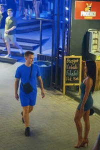 Man in Thailand komt een mooie dame tegen maar vertrouwd het niet. Even een dubbele check doen!