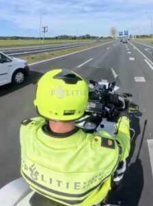 Irritante linksrijder krijgt boete van 280 euro van motoragent