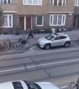Man bekogelt iemand met fiets maar heeft te maken met de verkeerde..