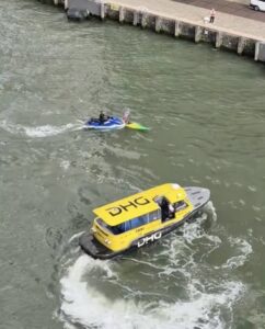 Ondertussen in Rotterdam: Extinction Rebellion blokkeert cruiseschip met kano’s…