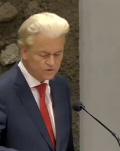VIDEO: Wilders SLOOPT Rob Jetten na sneer..