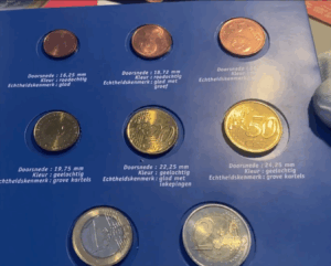 Dit oude mapje met de allereerste euromunten: Zoveel is het nu waard.