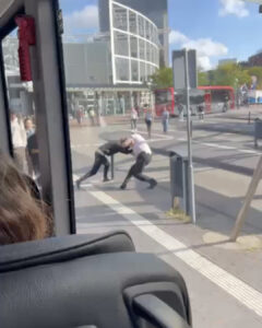 Buschauffeur in Leiden was het spuugzat met opdringerige jongen en zette hem hardhandig de bus uit, waarbij hij ook nog een paar klappen uitdeelde.