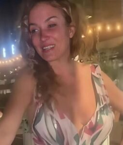 Katja Schuurman heeft iets te diep in het glas gekeken en zoekt gretig het gezelschap van een stel jonge mannen.