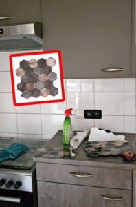 Ze koopt zelfklevende tegels bij de Action en ze maakt er dit van..