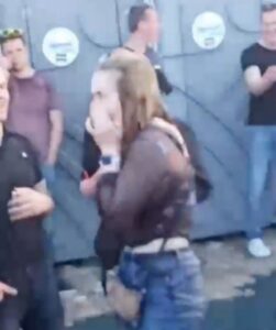 Deze dame gaat waarschijnlijk nooit meer naar het toilet op een festival!