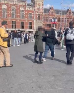 Politie in Amsterdam vraagt om stopzetten verspreiding van deze geweldsbeelden. ‘Turkse man sleurt vrouw aan haar haren’