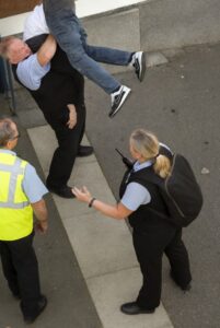 Nederlandse conducteur van de oude garde geeft man op station een hardhandig lesje
