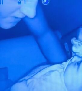 Papa’s geheime plannen met mama gefilmd door babyfoon. Kijk wat er gebeurt!
