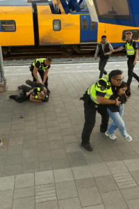 Handhavers pikken het niet langer en pakken zwartrijders hardhandig aan..