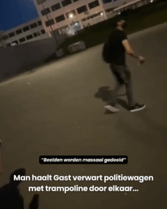 Man springt op politieauto alsof het een trampoline: omstanders filmen alles