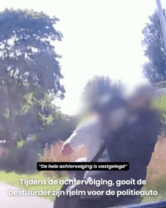 Tijdens de achtervolging, gooit de bestuurder zijn helm voor de politieauto