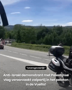 Anti-Israël demonstrant met Palestijnse vlag veroorzaakt valpartij in het peloton in de Vuelta!
