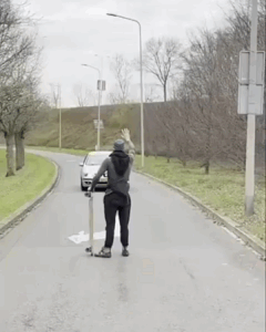 Klimaatactivisten die de weg blokkeren hebben pech dat ze deze bestuurder in de grijze Seat treffen.