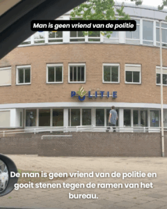De man is geen vriend van de politie en gooit stenen tegen de ramen van het bureau.