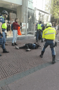 Ondertussen in Utrecht: Politie treedt harder op tegen wangedrag.. Ze tonen geen genade!