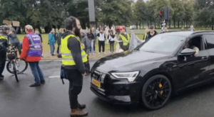 Activisten van Extinction Rebellion hebben het aan de stok met woeste Hagenees in Audi e-tron.. Kijk goed wat er gebeurt als hij uitstapt!