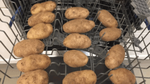 Leg eens aardappelen in de vaatwasser en je raad nooit wat er gebeurt!