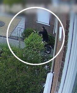 Met een e-chopper, badslippers en iets brandbaars trekt deze man door Voorthuizen om flink opschudding te veroorzaken.