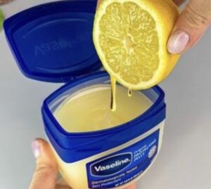 Meng een klein beetje vaseline met citroen en je zult versteld zijn wat het doet!