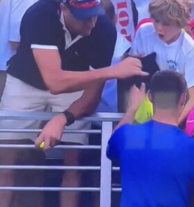 Poolse miljonair krijgt kritiek nadat hij de pet van een tennisster afpakte die bedoeld was voor een kind.