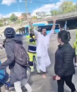 Man probeert te bidden op tramspoor, wordt boos wanneer iemand hem wegtrekt