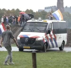 Bender laat zien dat Nederlanders klaar zijn met AZC’s en Den Haag in de fik zetten