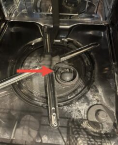 Maak dit onderdeel van je vaatwasser minimaal één keer per week schoon – en dit is waarom!