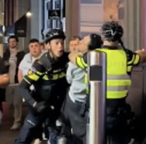 Wat speelde er precies in Den Haag? Zijn deze agenten te ver gegaan?