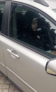 Bewoners schrikken zich kapot als de volgende ochtend een wildvreemde in hun auto zit..