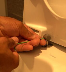 Loszittende wc-bril? Met deze tip stop je de verschuivende toiletbril voor eens en altijd