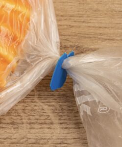 Na het zien van deze video gooi jij plastic broodclips nooit meer weg!