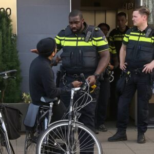 Agent is jongeman beu en stuurt hem op de ouderwetse manier weg. En ja hoor, er is massaal kritiek op de aanpak van de agent!