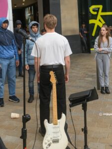 Straatmuzikant laat niet over zich heenlopen wanneer jeugd met capuchons hem fysiek lastigvalt