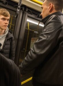Jongen in de trein is klaar met gast die anderen lastig valt in de trein..