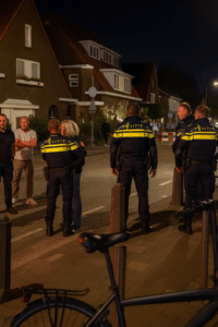 De politie roept tien keer dat de omstanders weg moeten, maar ze luisteren niet. Dan moeten ze op een minder vriendelijke manier optreden.